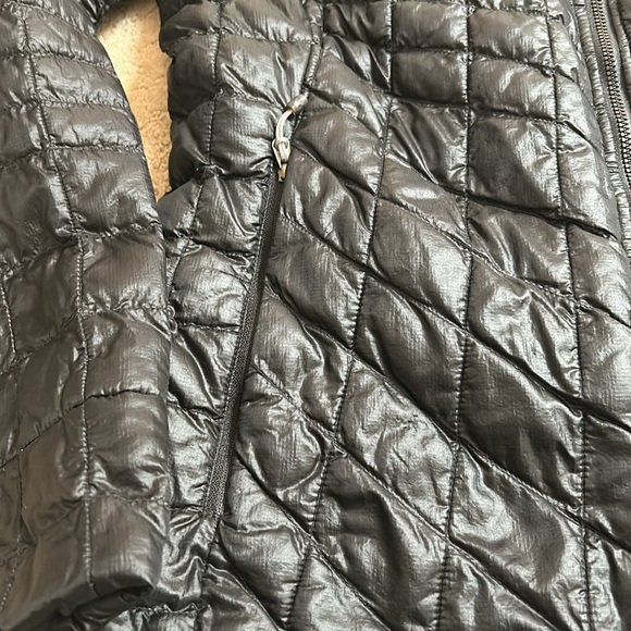 Women’s north face black thermaball jacket - Picture 3 of 6